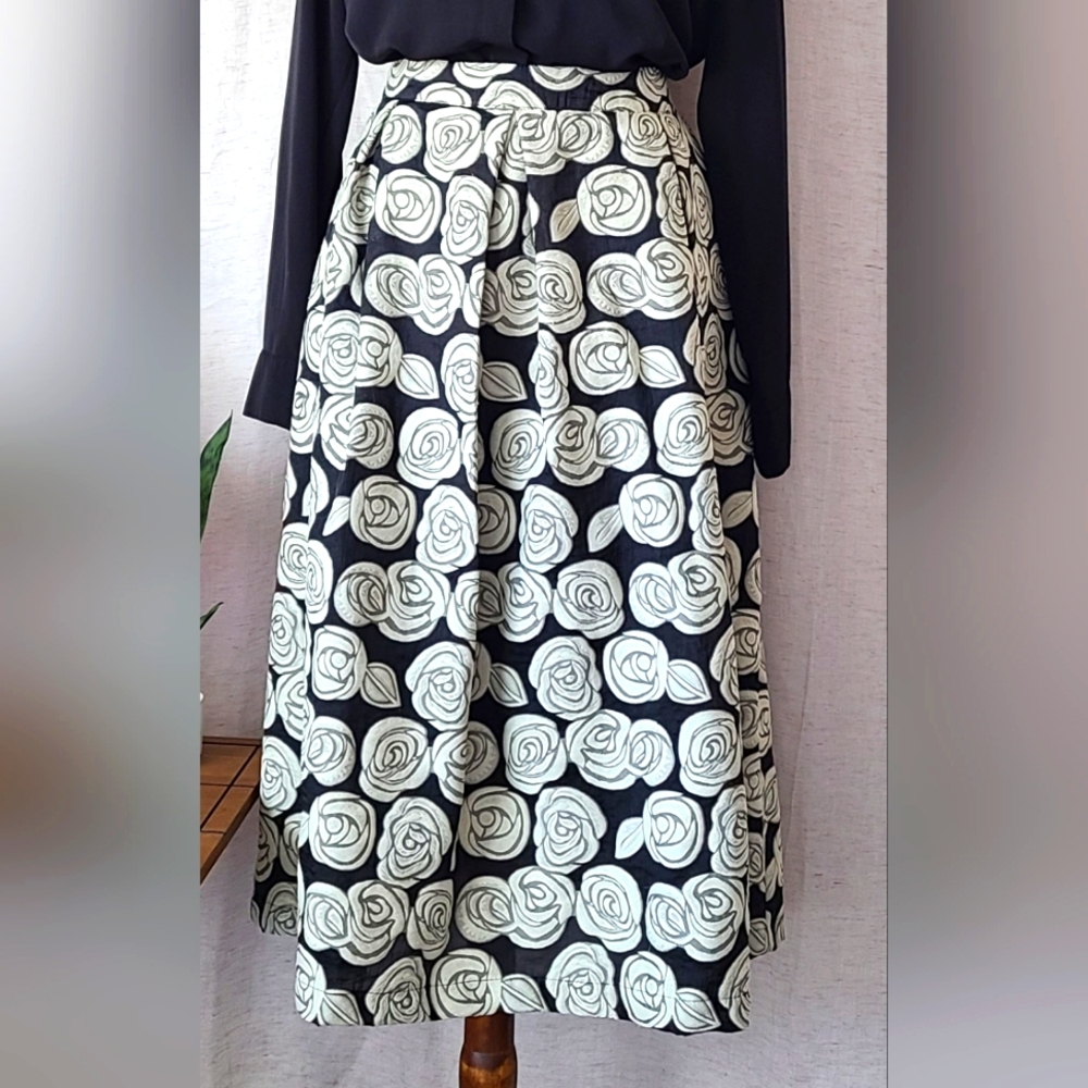 Woman's Skirt Rose Design